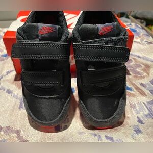 NIKE MD Valiant, Kids Black and Red Sneakers
